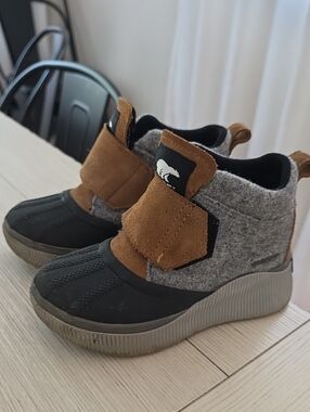 Sorel Kids Black Gray and Brown Pull-On Winter Boots